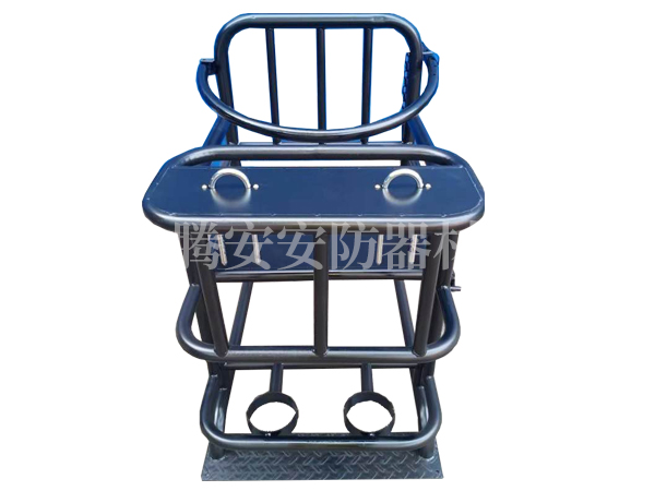 犯人上審訊椅為何需要光腳嗎？